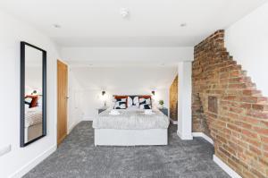 Stylish Duplex Apartment - Excellent Location - Free Parking, Virgin TV, Fast Wifi and Self-Check-In by Yoko Property