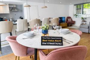 Modern 3-Bedroom flat in Holloway with Private Patio near Islington, Caledonian Road, Emirates Stadium by NourNest Apartments