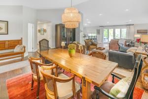 Sunset Hillside House - A Country Retreat