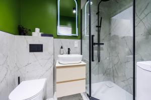 M3 Aura Apartments With Free Parking by StayNest