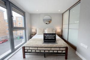 Promo Rate - Modern Flats in Hoxton with Private Balcony near Shoreditch, Old Street, Liverpool Street Station by NourNest Apartments