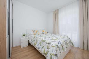 Unique Apartment for 4 People with Parking in Warsaw by Noclegi Renters