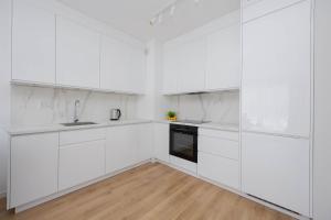 Unique Apartment for 4 People with Parking in Warsaw by Noclegi Renters