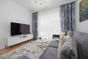 Unique Apartment for 4 People with Parking in Warsaw by Noclegi Renters