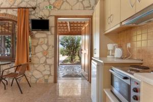 Orothea Guesthouses Sea View Retreat with Pool in Keri