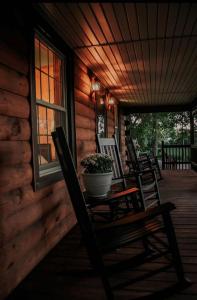 Cozy Cabin on the Creek, with Hot Tub!