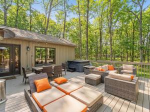 Modern Cabin w Hot Tub Woodstove FirePit & More