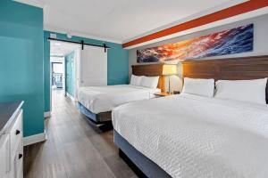 New-High Floor-Grand Cayman, Amazing Decor wPools