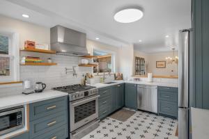 3 BR Loyal Heights Charmer Patio and Lawn