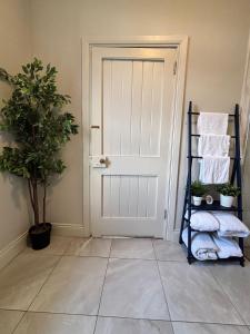 Bright and cozy apartment on Grand Canal Greenway