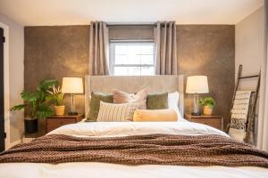 Moody Dream Stay | King + Garage + Netflix