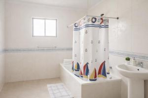 Habitación Solo Adultos con Baño Privado y Entrada Independiente Vista Parcial al Mar Piso 3