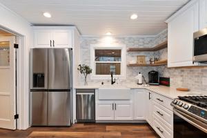 Highland Cedar Cabin WHot Tub Close to Village