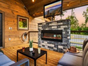 Winter Wonderland Get Away! Heated Pool with Views!