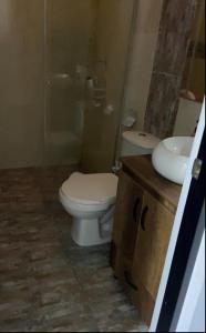 Habitación en casa de dos pisos con piscina