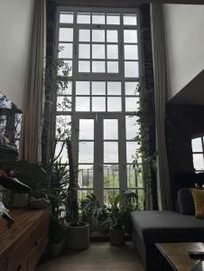 Luxury Artsy 2 Bedroom with Balcony - Great Location Central London - Great for Couples Digital Nomads and Families