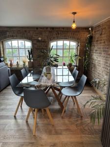 Luxury Artsy 2 Bedroom with Balcony - Great Location Central London - Great for Couples Digital Nomads and Families