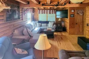 Private Dock and Game Room! Lake Hartwell Retreat