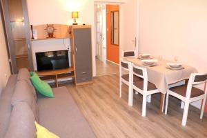 Apartments with parking space Barbat, Rab - 20080