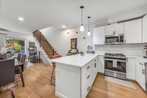 Modern Seattle Home w Rooftop Views - Near UW