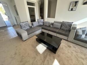 Beautiful Villa with Amazing 360 Mountain Views, Golfcourses close to Monserate Winery and I-15