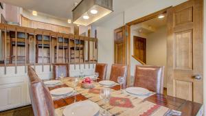 Quittin Time Townhome by AvantStay