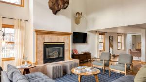 Holly by AvantStay In the Heart of Breckenridge w Hot Tub Game Room Roof Top Patio Sleeps 24