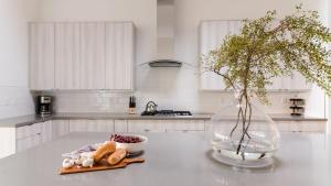 Julep by AvantStay Stylish 9 BR Estate w Mid-Century Modern Decor