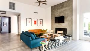 Julep by AvantStay Stylish 9 BR Estate w Mid-Century Modern Decor