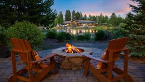 Klamath by AvantStay Premier Lakeside Cabin w Spa Fire Pit Lake Views