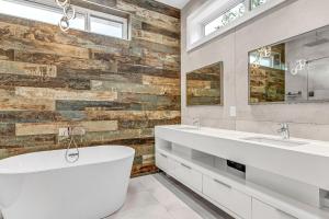 Vancouver luxury stay sleeps 7 free parking city center