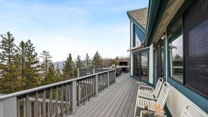 6BDR Group Retreat Decks w Incredible Views Starry Heights by AvantStay