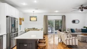 Dolphin Days by AvantStay Pool 0.2mi to Beach