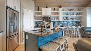 Waterfront Shared Boat Dock Pool w Views Ariel’s Grotto by AvantStay