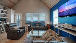 Waterfront Shared Boat Dock Pool w Views Ariel’s Grotto by AvantStay