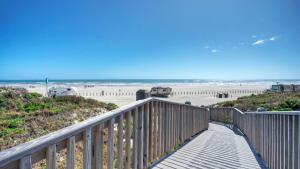 2 Pools Beach Boardwalk Access Studio Sleeps 5 Beach Bungalow by AvantStay