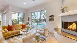 Pool Hot Tub Yard Games Chic Midcentury Design Painted Sand by AvantStay