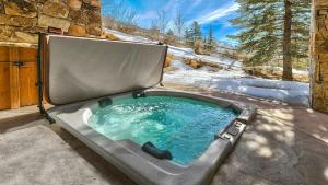 Telemark Luxury Retreat by AvantStay Stunning Views w Hot Tub Theatre Room and Pool Table