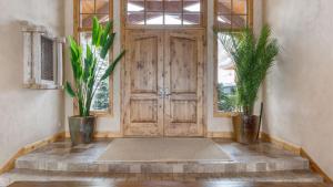 Telemark Luxury Retreat by AvantStay Stunning Views w Hot Tub Theatre Room and Pool Table