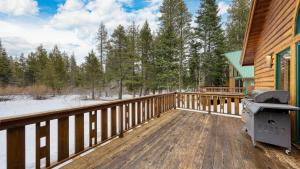 5 mins to Ski Resort Ping Pong Pool Table Deck Donner Ridge by AvantStay