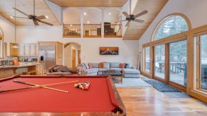 5 mins to Ski Resort Ping Pong Pool Table Deck Donner Ridge by AvantStay
