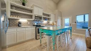 Sleeps 28 2 Homes w Boat Dock Waterfront Pool Laguna Village Haven