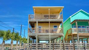 6BDR Balcony w Bay View Shared Pool Boat Dock Keeper Red by AvantStay
