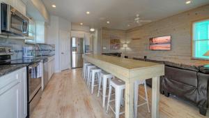 6BDR Balcony w Bay View Shared Pool Boat Dock Keeper Red by AvantStay