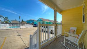 Stylish 2BR Coastal Getaway w Pool Prime Location Lazy Fun