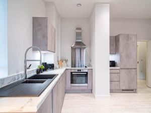 2BR River View Leeds Dock Apartment l Free Parking