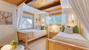Peaceful Tahoe Retreat by AvantStay Cozy Modern Cabin • Sauna Hot Tub Fireplace • Near Lake
