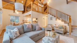 Peaceful Tahoe Retreat by AvantStay Cozy Modern Cabin • Sauna Hot Tub Fireplace • Near Lake