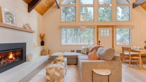 Peaceful Tahoe Retreat by AvantStay Cozy Modern Cabin • Sauna Hot Tub Fireplace • Near Lake