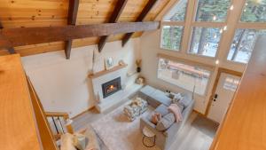 Peaceful Tahoe Retreat by AvantStay Cozy Modern Cabin • Sauna Hot Tub Fireplace • Near Lake